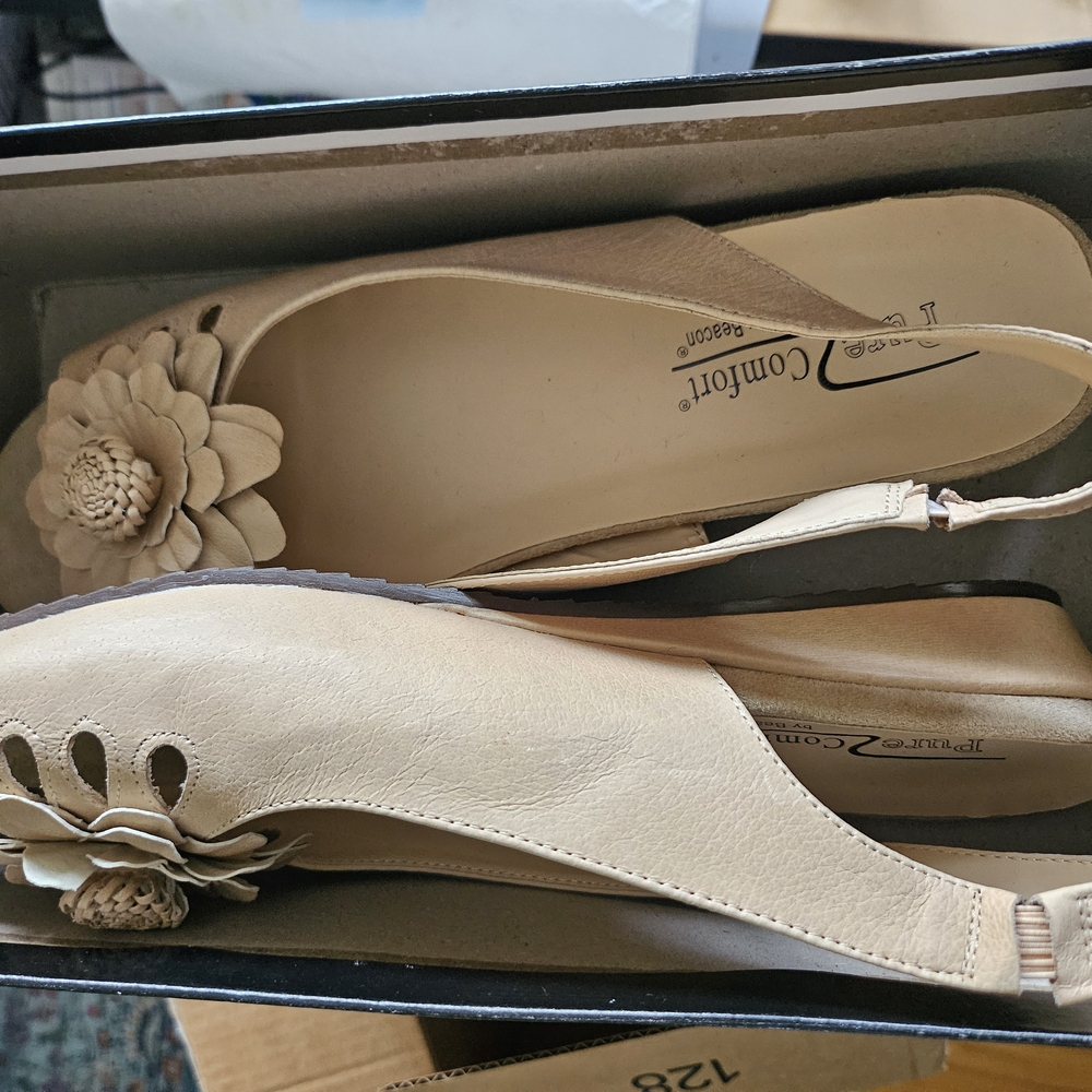 Beige Women's Shoes with Floral Detail